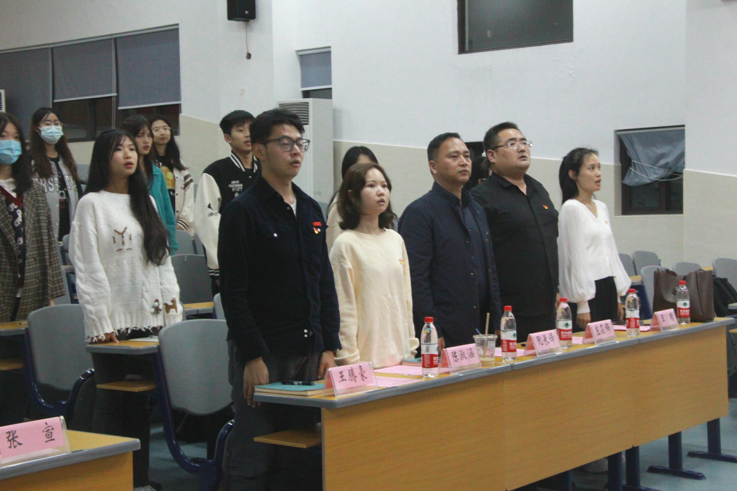 奏唱国歌2.jpg
